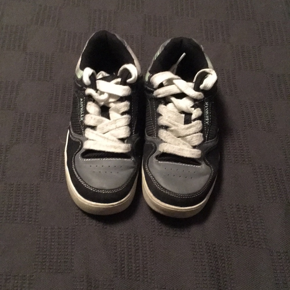 Boys Airwalk tennis shoes